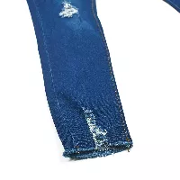 Jeans de dama con rasgado en la rodilla