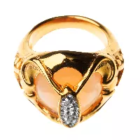 Anillo en color dorado con perla rosa incrustada