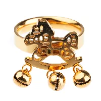 Anillo con caballo balancín y cascabeles en color dorado