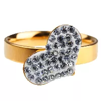 Anillo dorado con dije de corazón con brillantes